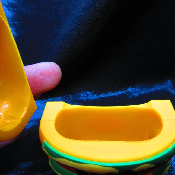 The Nick Box Winter 2020 Nickelodeon Good Burger Novelty Airpods PVC Pod Case - Picture 2 of 6